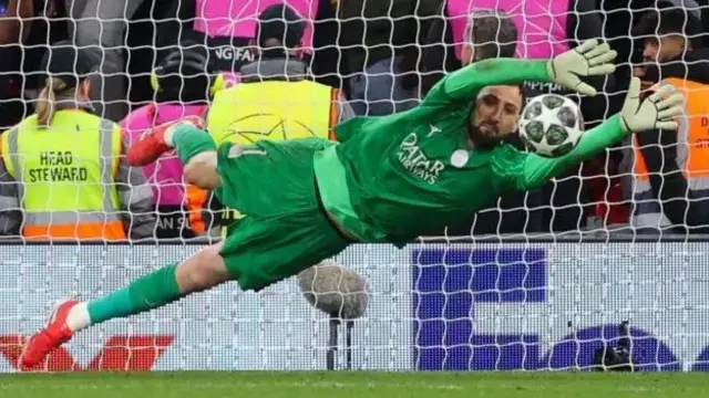 Golan PSG Gianluigi Donnarumma a lokacin da yake kokarin tare kwallo a raga