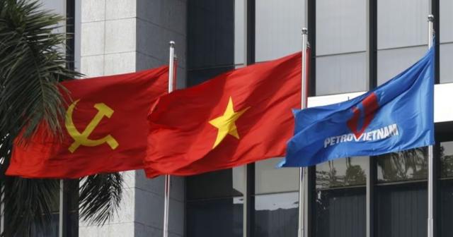 Lá cờ của Tập đoàn Dầu khí Việt Nam (phải) bên cạnh Quốc kỳ Việt Nam (ở giữa) và cờ Đảng Cộng sản Việt Nam trước trụ sở Tập đoàn Dầu khí Việt Nam tại Hà Nội ngày 11/1/2016