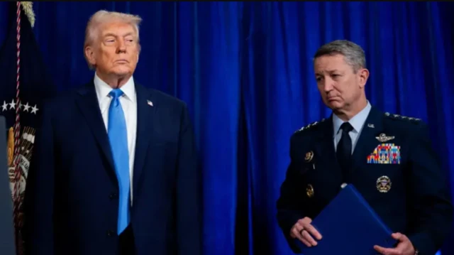 جنرال دان کین (راست) و دونالد ترامپ