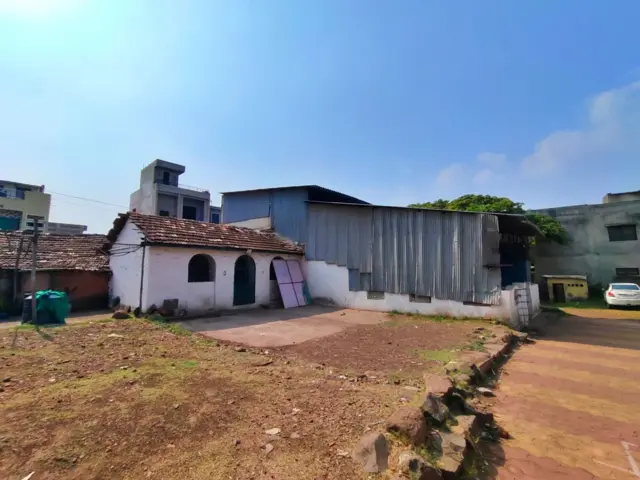 वडगणे गावातील मशीद आणि परिसर