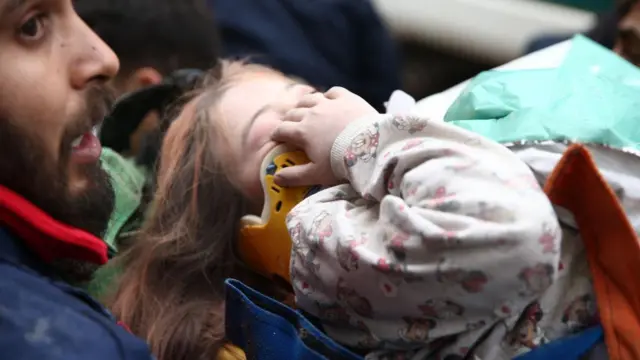 ওসমানিয়া প্রদেশের একটি ১০-তলা বাড়ির ধ্বংসস্তূপ থেকে ১০-বছর বয়সী এই মেয়েটিকে উদ্ধার করা হয়েছে।