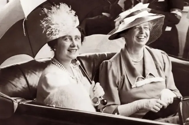 La Première Dame Eleanor Roosevelt (à droite) a par la suite décrit la reine Élisabeth comme "aimable et cultivée", bien qu'"un peu trop soucieuse de son statut royal".
