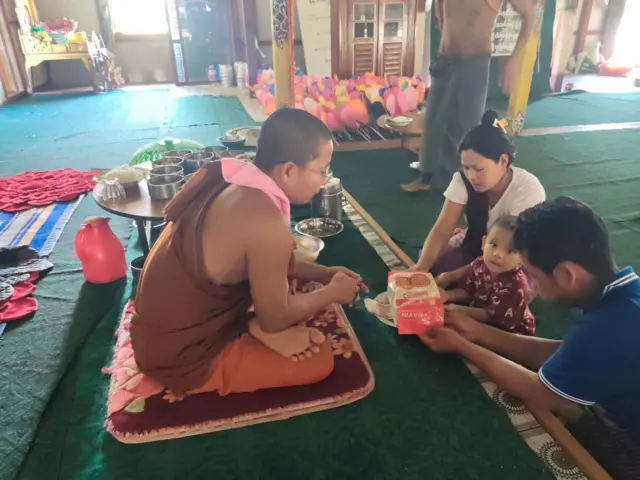 ဇာတိဖြစ်တဲ့ နန်းတော်ကျွန်းရွာမှာ ညီဖြစ်သူအတွက် အလှူအတန်းလုပ်ပေးနေတဲ့ ကိုခင်အောင်ထွန်း 