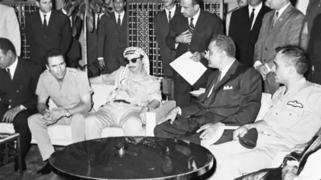 यासर अराफत, डावीकडे कर्नल गद्दाफी आणि उजवीकडे गमाल अब्दुल नासर