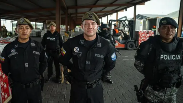 میجر کرسچین کوزار اپنے ساتھیوں کے درمیان میں