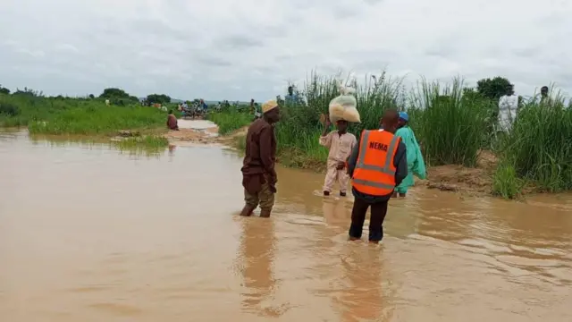 Some NEMA officials dey search for victims 