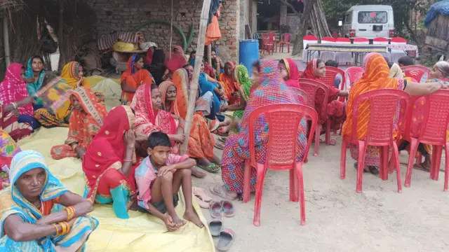 ओसामा शहाब के इंतज़ार में बैठे लोग 