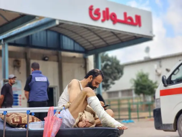 من أمام أحد مستشفيات غزة 