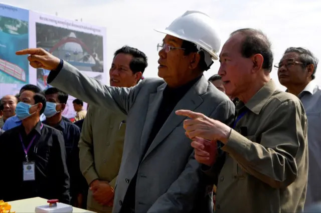 Ông Hun Sen lúc đương chức thủ tướng Campuchia và Chủ tịch OCIC, nhà tài phiệt Pung Kheav Se