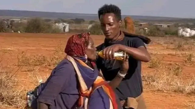 አብነት አንዲት የቦረና እናትን ጭማቂ ሲያጠጣ