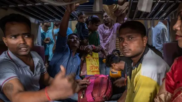 ट्रेनमधील प्रवासी