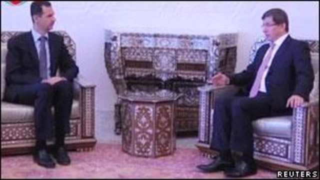 Esad ve Davutoğlu karşılıklı koltuklarda oturuyor.