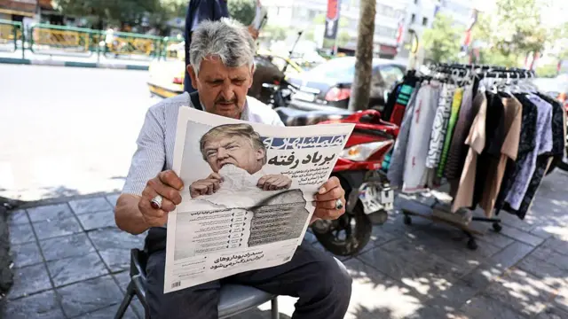 رجل في إيران يقرأ صحيفة