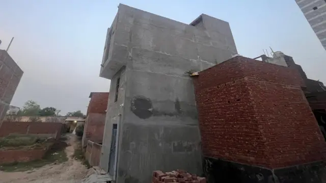 सलीम वास्तिक कुछ दिन पहले ही लोनी के अशोक विहार इलाक़े में इस नए बने घर में रहने आए थे. गिरफ़्तारी से कुछ दिन पहले तक उनकी पत्नी और बेटा भी साथ ही थे