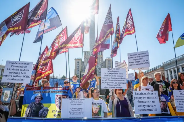 Ukrayna'nın kayıp askerlerinin aileleri bağımsızlık günü kutlamalarında dövizlerle sevdiklerini gündeme getirdi. Bir meydanda onlarca kişi dövizlerle kayıp askerlerin akıbetini soruyor.