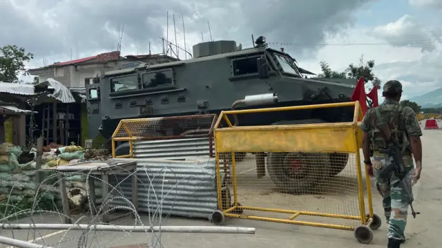 कुकी आणि मैतेई सीमेवर असलेल्या सैन्यदलांच्या चेक पोस्ट्स.