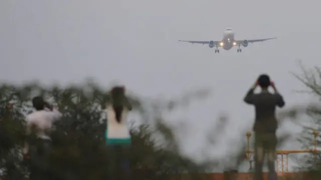 Ahmedabad Plane Crash : 'વિમાન એટલું નીચે ઉડે કે પડવાની બીક લાગે છે', ઍરપૉર્ટ પાસે રહેતા લોકોનો ભય