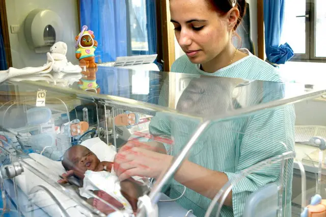 बच्चा र आमा