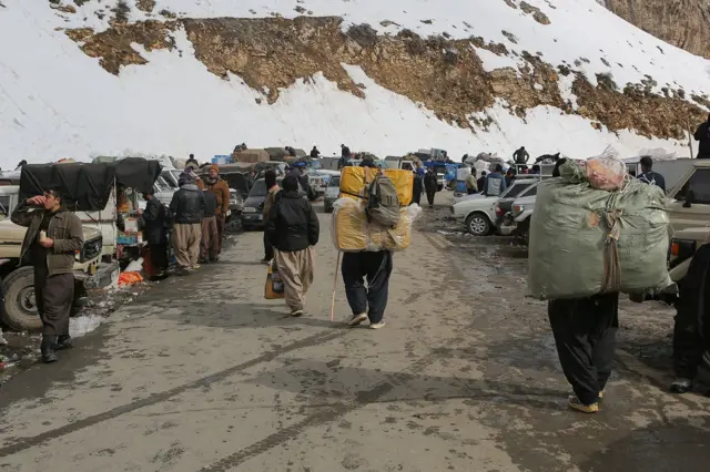 Deo lokalnog puta na prilazu Uraman Tahtu pretvara se u tržnicu koja je aktivna sve dok poslednji nosač ne pristigne kako bi predao svoju robu.