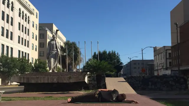 Новый Орлеан: женщина спит на улице