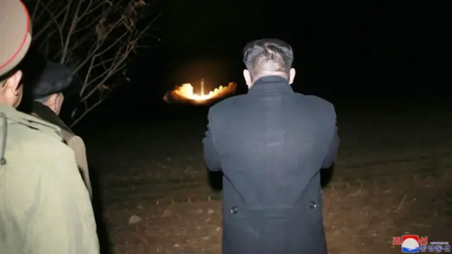 노동신문은 지난 11월 29일 '화성-15' 발사를 바라보는 김 위원장 모습을 게재했다