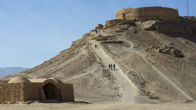 Menara Kebisuan, seperti yang ada di Yazd, Iran, tempat penganut Zoroaster meninggalkan jenazah kerabatnya untuk dimakan oleh burung bangkai.