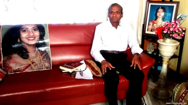 सविता हलप्पनावारचे आई-वडील