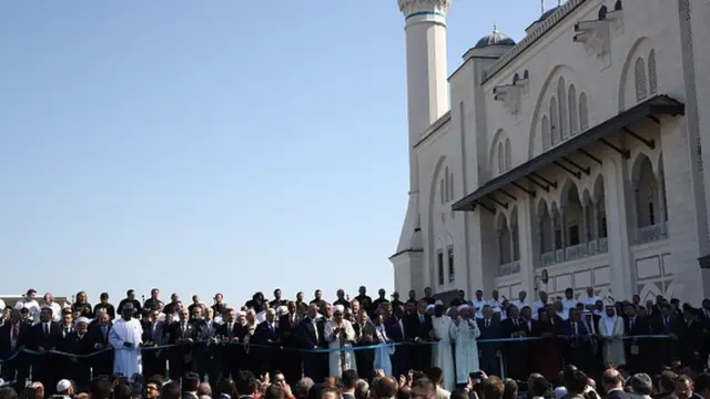 Jama'ar kasar da dama sun halarci bude masallacin kuma sun sallaci sallar juma'ar farko a masallacin