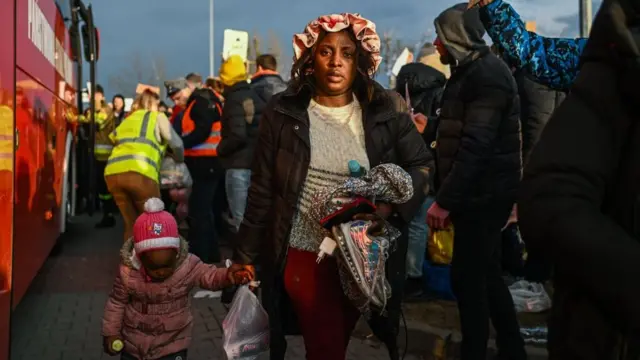 Ukraine-Russia war: Latest pictures of how Africans dey escape Ukraine