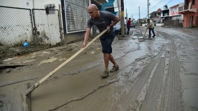 Limpiando calles en Puerto Rico.