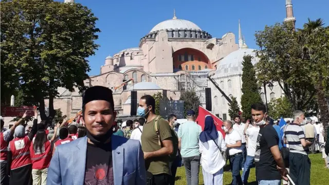 Darliz Aziz sudah berada di seputar Hagia Sophia beberapa jam sebelum salat.