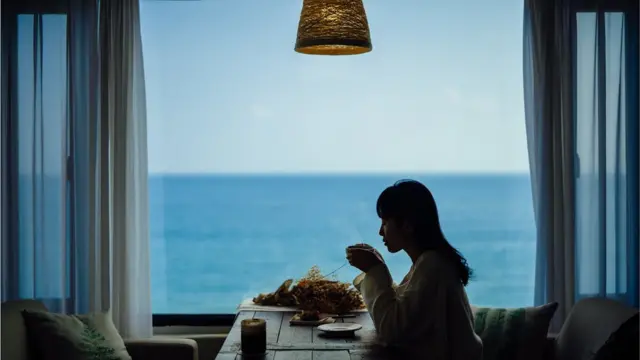 Mujer en Corea del Sur tomando café