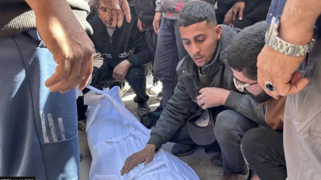 মৃতদেহের পাশে স্বজনরা