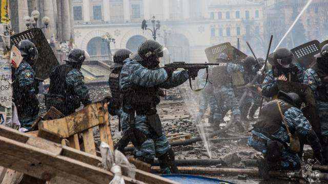 Силовики пытаются подавить протесты в Киеве, 19 февраля 2014 года