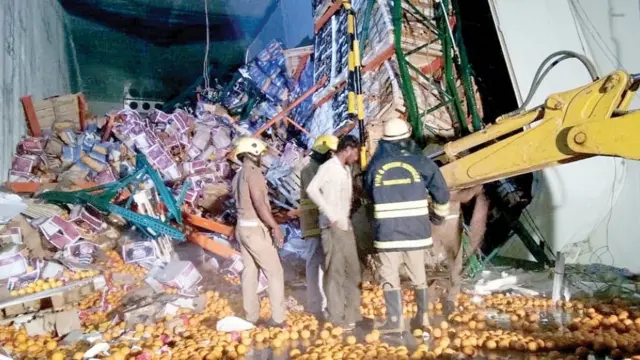 '500 டன் பழக்குவியலில் சிக்கிய தொழிலாளி'