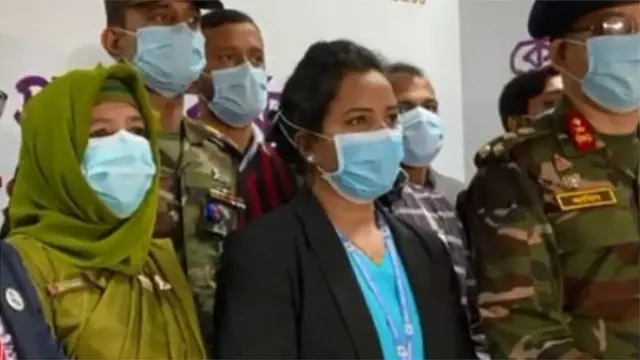 কুর্মিটোলা জেনারেল হাসপাতালের সিনিয়র স্টাফ নার্স রুনু ভেরোনিকা কস্তা (কালো কোট পরা)