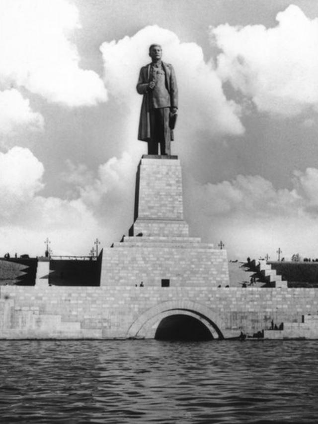 Памятник Сталину