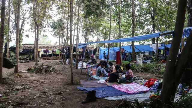 သောင်ရင်းမြစ်ကမ်းဘေးမှစစ်ဘေးရှောင်စခန်းတစ်ခု