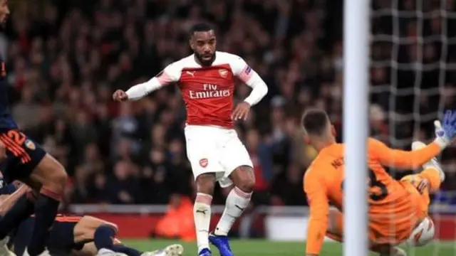 Alexander lacazette akicheka na wavu dhidi ya Valencia