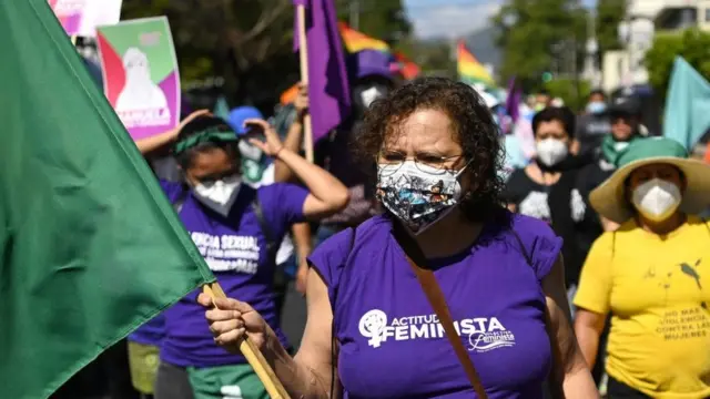 Grupós feministas protestando en contra de la penalización del aborto.