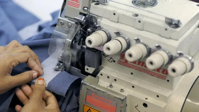 কারাবন্দিদের কাপড় সেলাইয়ের প্রশিক্ষণ দেওয়া হয়েছে।