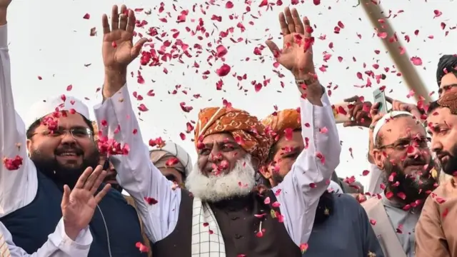 జేయూఐ-ఎఫ్ అధినేత రెహ్మాన్ నాయకత్వంలో సాగుతున్న యాత్ర