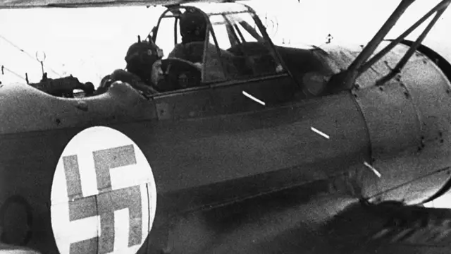 Avión de la FAF con esvástica.