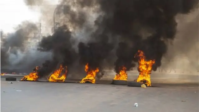 إطارات مشتعلة في شارع الستين بالخرطوم