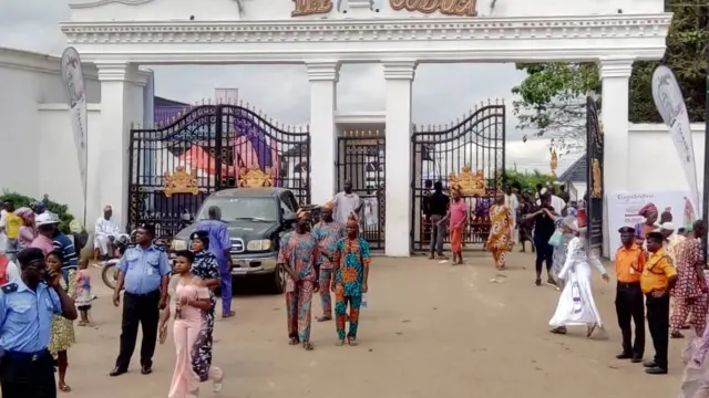 Awọn eeyan duro siwaju aafin Ọọni