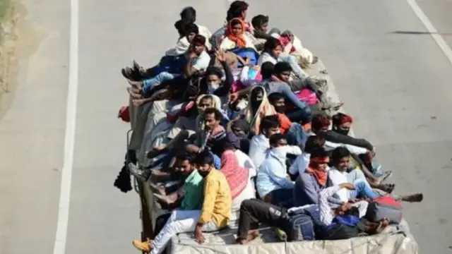 కరోనా తొలి వేవ్ సమయంలో పెద్ద సంఖ్యలో కూలీలు వలస బాటపట్టారు