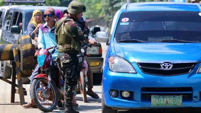 Trạm kiểm soát bên người ngoài Marawi.