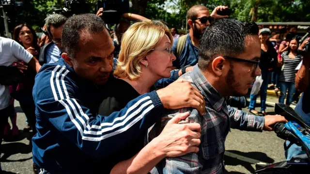 Ortega abandonó la sede del Ministerio Público en Caracas a bordo de una moto y con escoltas.