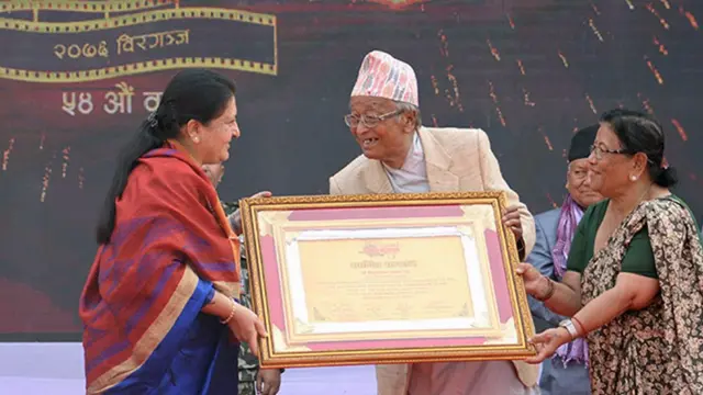 पहिलो नेपाली चलचित्रको सम्पादन गर्ने बैकुण्ठ मास्केलाई कदरपत्रले सम्मानित गर्दै राष्ट्रपति भण्डारी