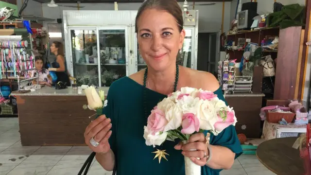 Organizadora de bodas sostiene un ramo de novia.